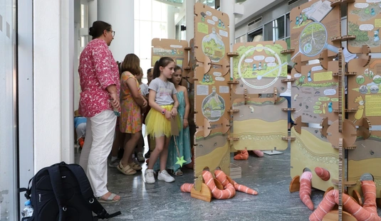 Komposzt Környezetbarát mobil kiállítás a városháza aulájában 