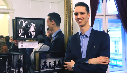 Kónya Máté fotókiállítása a Nagyszinház emeleti társalgójában 