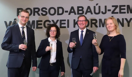 Újévi koccintás a kormnányhivatalban 