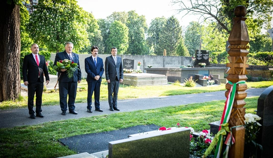  Koszorúzás Miskolc város elhunyt polgármestereinek sírjainál 