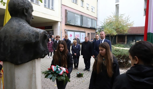 1956 - a városi emlékhelyeken koszorúztak 