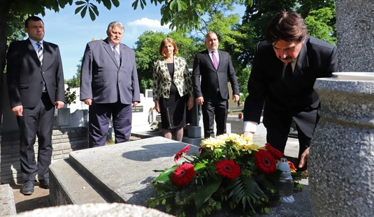 Koszorúzás Miskolc polgármestereinek síremlékeinél 