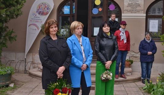 Koszorúzás Szabó Lőrinc szobránál 