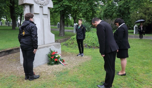 Koszorúzás Hősök napján 