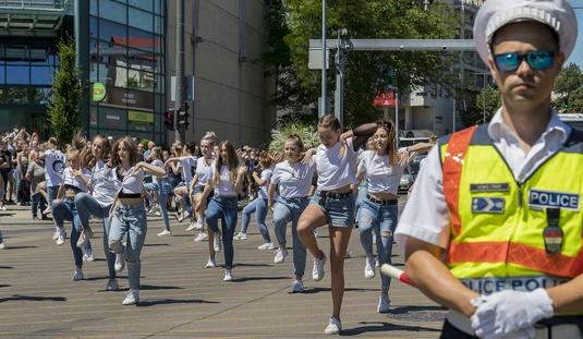 Közlekedésbiztonsági flashmob a Búza téren 