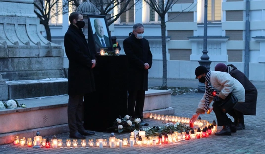 Kriza Ákosra emlékeztek az Erzsébet téren 
