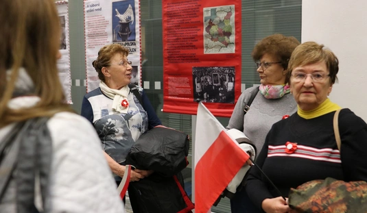 Kiállítás a lengyel függetlenségről a városházán 