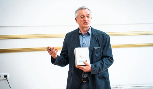 Beszélő jelzőlámpákat helyeznek üzembe Miskolcon- sajtótájékoztató 