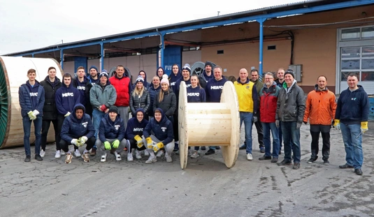 A MEAFC sportolói és a Lions klubtagjai kábeldobokat szereltek a FUX Zrt.-nél 