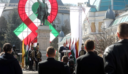 Ünnepi megemlékezés a  Kossuth szobornál 