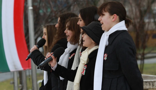 Március 15. - megemlékezés a Petőfi téren 