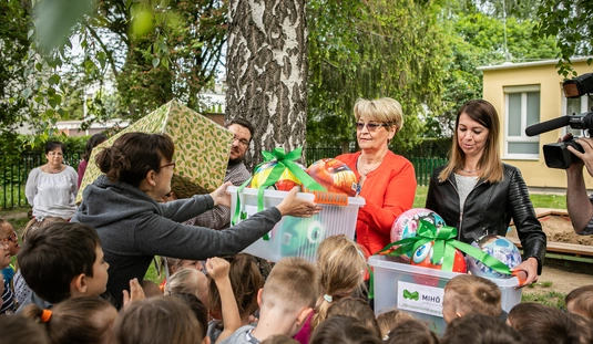 Ajándékot vitt a Mihő a Mesevár óvodának  