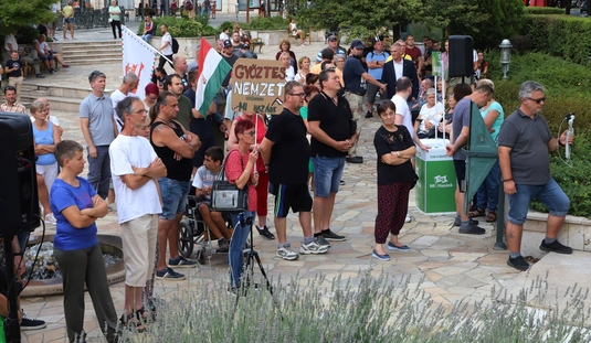 A rezsimegszorítások ellen tüntetett a Mi Hazánk 