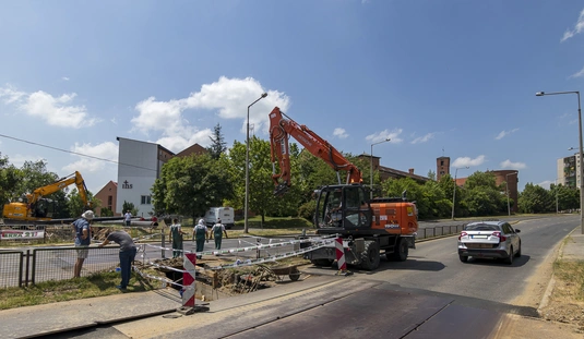  MIHŐ – távhővezeték áthúzása a Jezsuita Gimnázium előtt 