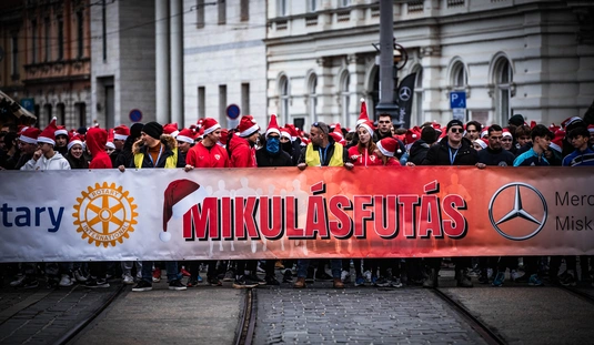Mikulásfutás a sétálóutcán  