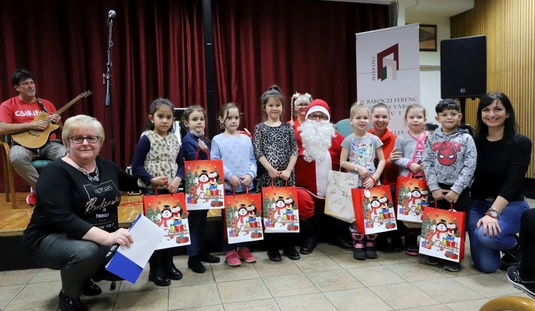 Mikulás rajzpályázat díjátadó a megyei könyvtárban 