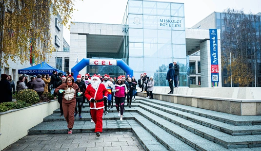Jótékonysági Mikulás-futás a Miskolci Egyetemen 