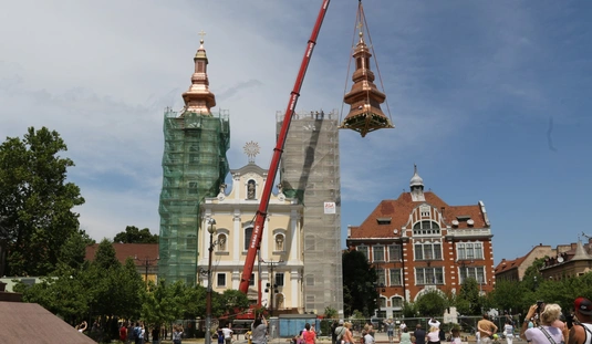Daru emeli a Minorita templom tornyaira az elkészült csúcsokat 