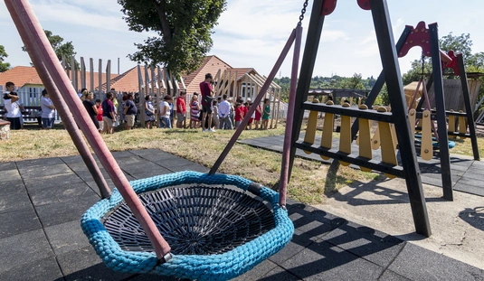 Miskolci Autista Alapítvány - Játszópark és támfal avatás 