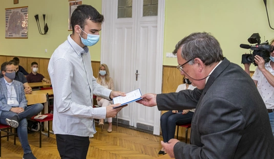 Bizonyítványosztás a gépipari technikumban 