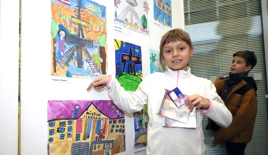 Miskolci Mesék rajzpályázat kiállítása a városházán 