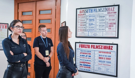 Miskolci Mozitörténelem Plakátokon kiállításmegnyitó a Művészetek Házban  