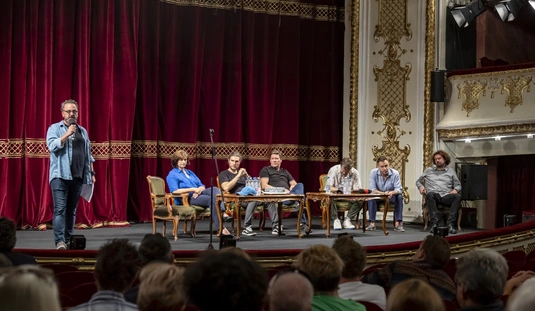 Évadnyitó társulati ülés a színházban 