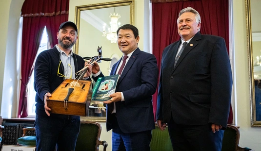 A mongol nagykövet hangszer ajándéka 