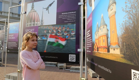 A Nemzeti Fotótár kiállítása a Városház téri sétányon 