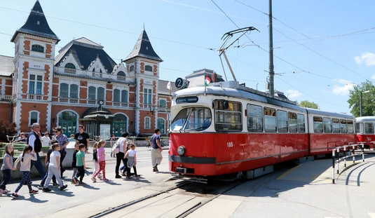 Bemutatta nosztalgiajárműveit az MVK 