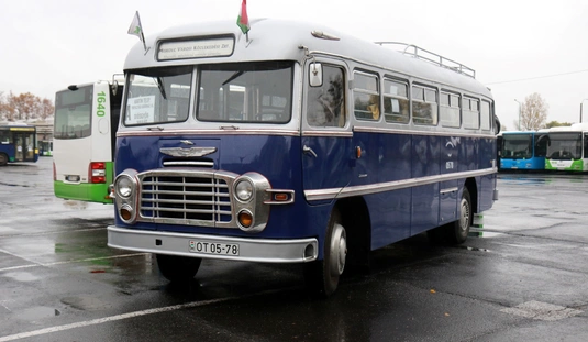 Városi nosztalgia túra az autóbusz-közlekedés 75. évfordulója alkalmából az MVK Ikarus 31-es járatával 