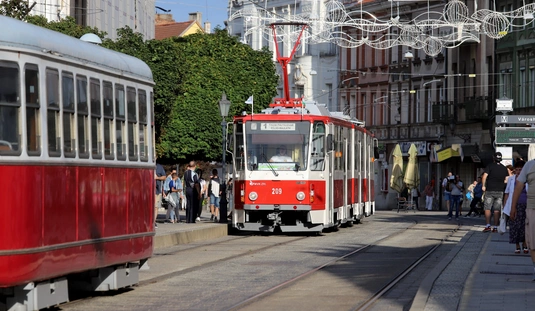 Nosztalgiaszerelvények felvonulása  