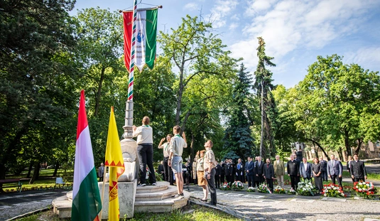 Nemzeti Összetartozás Napja megemlékezés a Népkerti országzászlónál 