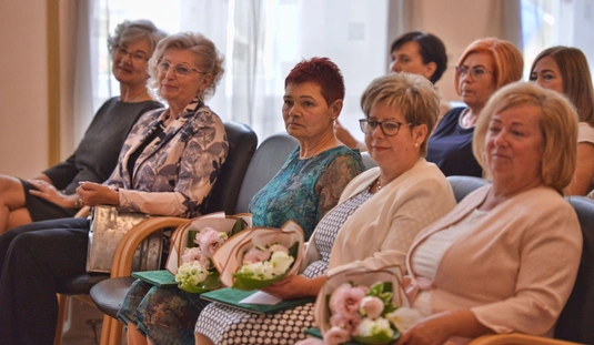 Nyugdíjba vonuló pedagógusokat köszöntenek a városházán 