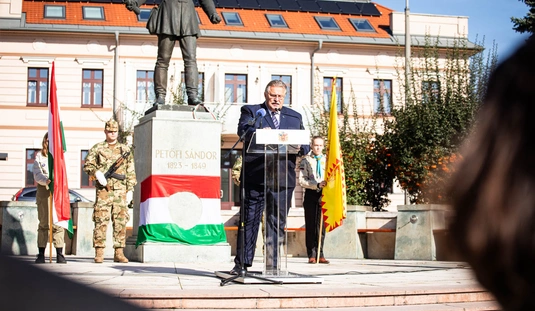 Október 23-Ünnepi beszéd és koszorúzás a Petőfi téren  