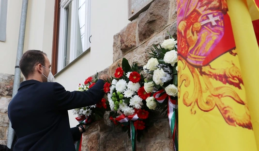 Koszorúzás Oláh Miklós emléktáblájánál 