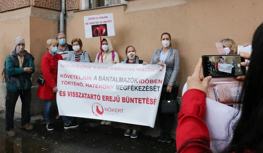 Tüntetés Orosz Bernadett tárgyalása előtt 