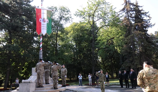 Országzászló felvonás a Népkertben 