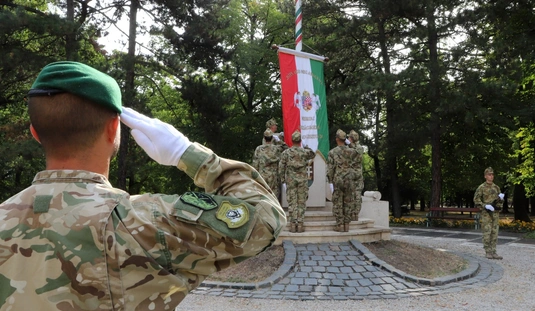 Országzászló felvonás a  Népkertben 