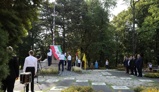 Zászlófelvonás a Népkerti Országzászlónál 
