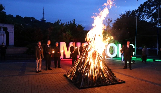 Trianon 100 - Őrtüzet gyújtottak a Szent István téren 