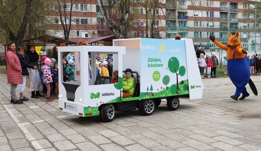Elektromos kukásautó a Százszorszép óvodában 