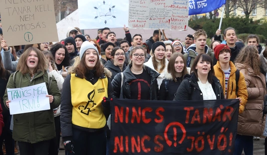 Élőlánc és tüntetés a tanárokért Miskolcon 