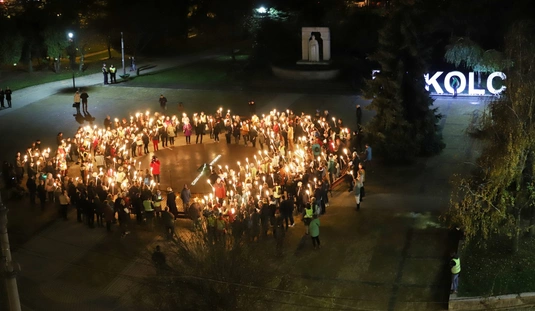 Tanárok és diákok fáklyás felvonulása Miskolcon 