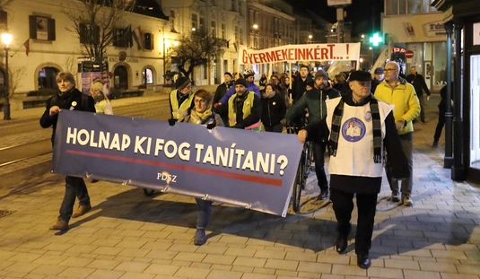 Pedagógus tüntetés Miskolcon 