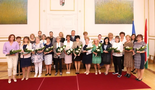 Nyugdíjba vonuló pedagógusok köszöntése a városházán 