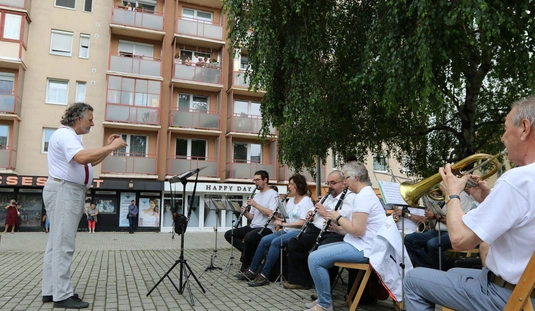 Lakótelepi koncert a Perecesi Bányász Fúvószenekarral 