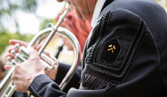 Koszorúzás és megemlékezés a Perecesi Bányásznapon  