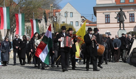 Ünnepi megemlékezés a Petőfi téren 