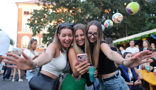 Pont Ott Parti a Csengey Kertben 